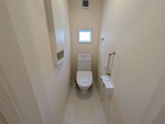 ウォシュレット付きトイレです。1階2階の2ヶ所にトイレがあるので、忙しい朝にもゆとりができますね＾＾