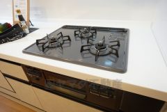 同時にたくさんの料理が調理できる3口コンロ。長時間熱を通しておきたい煮込み料理を作りながら、炒め物など同時進行で進められます。