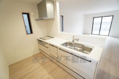 同形状・同仕様 収納も、作業スペースも広々と設けられた使いやすいシステムキッチンです＾＾カウンターキッチンなので、ご家族と会話をしながら楽しくお料理ができます。