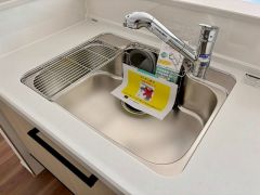 大きなお鍋も楽々洗える幅の広いシンクです＾＾ステンレスシンクなので簡単にお掃除できますよ。洗剤やスポンジもすっきりできる収納付き。