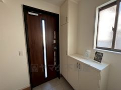 たっぷり収納できるシューズボックス付きなので、家族全員の靴がきれいに整頓できます。