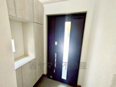 採光も考えられた明るい玄関です。たっぷり収納できるシューズボックス付きなので、家族全員の靴がきれいに整頓できます。