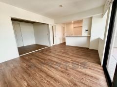 大きな掃き出し窓のあるリビングは、陽光あふれる明るい空間です。ゆったりと寛げる憩いの場となりそうです。