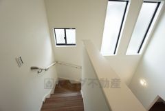 リビング階段は顔を合わせる時間が増えるので、ご家族とのコミュニケーションがとりやすく距離がグッと縮まりそうですね＾＾吹き抜けと小窓で明るく安全です＾＾ 