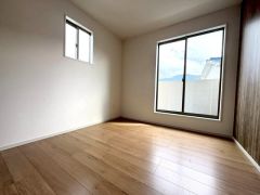 2面採光を確保した明るい室内は、風通しも良く、大変居心地の良い空間となっております。爽やかな風を感じて起きる朝は、快適生活の始まりに。