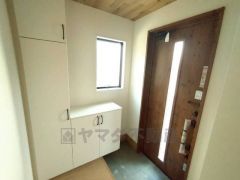 玄関扉から光の差し込む明るい玄関です。