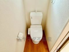 温水洗浄機付トイレです。節水機能もあるので、安心して使えますね。もちろん、1階2階の2ヶ所にトイレがあるので、忙しい朝にもゆとりができますね。