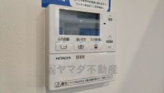 キッチン横からお湯張り、追い炊き、足し湯がボタン一つで楽々操作できる給湯機リモコンです。忙しい夕飯準備の時間帯に重宝しますね。