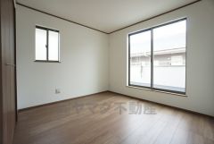 バルコニーに面していて日当たりがよく、寝室としての利用もおすすめです＾＾