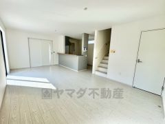 ダイニングテーブルやソファを置いてもゆとりある18帖のリビング。