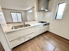 対面式カウンターキッチンでお子様の様子が見守れます。カウンタートップは耐熱性に優れており、日ごろのお掃除もふき取るだけでＯＫ。ステンレスシンクも簡単にお掃除できますよ。