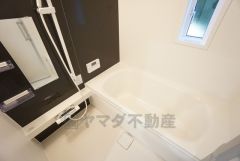 1日の疲れを癒すくつろぎのバスルーム。足を伸ばしてもゆったりと入れるサイズです。お子様と一緒にお風呂に入っても狭くないですね^^
