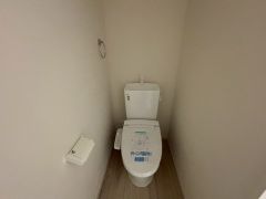 ウォシュレット付きトイレです。1階2階の2ヶ所にトイレがあるので、忙しい朝にもゆとりができますね＾＾