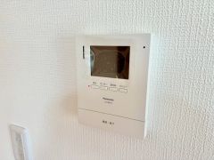 今や必需品となっておりますTVモニター付きインターホンです。録画・再生器のもついており防犯性もばっちりです。キッチン横にありワンタッチで外の方とお話ができますので便利です。