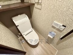 飾り棚、収納付きのトイレ。もちろんウォシュレット機能付きです。