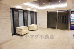 おしゃれな照明でゲストをお迎えするロビー