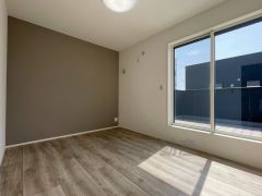 暖かい日差しが差し込む洋室。たっぷり収納できるクローゼット付きでお部屋の中をすっきりと快適に保てます。