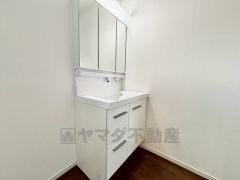 洗面台、洗濯機置き場、バスルームが連なっている、生活導線の考えられた作りになっています。