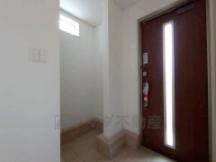 玄関には土間収納を設けています。汚れたり濡れたりしたものを一時的に置いておく場所として重宝されそうですね。