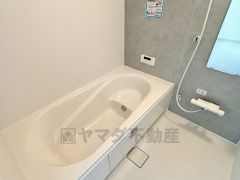 1日の疲れを癒すくつろぎのバスルーム。足を伸ばしてもゆったりと入れるサイズです。お子様と一緒にお風呂に入っても狭くないですね＾＾