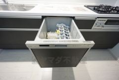炊事時間を大幅に短縮できる食器洗浄乾燥機付きです＾＾冬場の洗い物による手荒れの悩みも軽減されますね。
