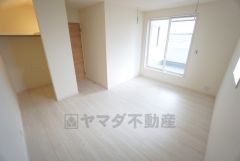 寛ぎの時間を紡ぎだす主寝室は、大型ベッドを置いても余裕の広さを確保しています。