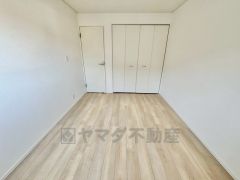 大きめのクローゼットがついた使いやすい洋室です。