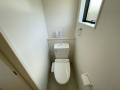 窓付きのトイレは換気もしやすく清潔に使えます＾＾ ウォシュレット、暖房便座、節電・節水機能など、使い勝手のよい高機能トイレです。