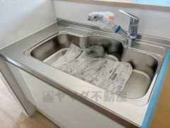 大きなお鍋も楽々洗える幅の広いシンクです＾＾ステンレスシンクなので簡単にお掃除できますよ。洗剤やスポンジもすっきりできる収納付き。