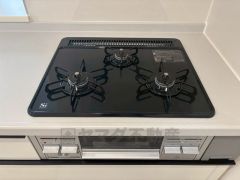 3種類の料理が同時に調理できる、3口ガスコンロ。忙しい夕食の支度時間が短縮できて効率よくお料理が楽しめます。