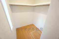 寝室にはハンガーパイプ付きのウォークインクローゼットが設けられています。たっぷり収納できるので衣替えの心配もいりませんね＾＾