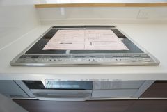 お手入れのしやすいIHクッキングヒーター。表面が平らな形状なのでお掃除も楽々。調理後に気になる箇所を布巾で拭くように心がけるだけで、手間をかけずにキッチンをきれいな状態に保てますね。