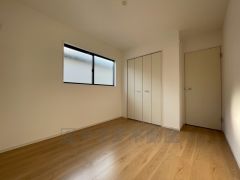 暖かい日差しが差し込む洋室。たっぷり収納できるクローゼット付きでお部屋の中をすっきりと快適に保てます。