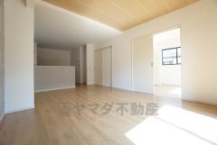 家族が集まる開放的なリビング。思い思いの時間を過ごしたり、家族みんなで食事をしたり、素敵な団らんの場になりますね。