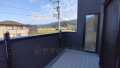 幅広のインナーバルコニーは急な雨から洗濯物を守りやすく、眩しすぎる日差しも和らげます。