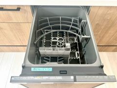 炊事時間を大幅に短縮できる食器洗浄乾燥機付き＾＾食器を洗う手間が減るので家族とのコミュニケーションの時間や自分の時間が増えますね。