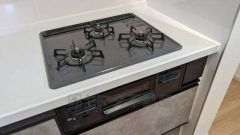 3種類の料理が同時に調理できる、3口ガスコンロ。忙しい夕食の支度時間が短縮できて効率よくお料理が楽しめます。