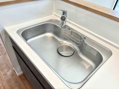 大きなお鍋も楽々洗える幅の広いシンクです＾＾ステンレスシンクなので簡単にお掃除できますよ。洗剤やスポンジもすっきりできる収納付き。