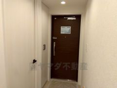 壁一面に設けた大容量のシューズクローゼットは実用性と機能性を兼ね備えています。急な来客でも、いつも整頓された玄関でお出迎えができます。