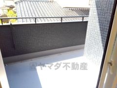 陽当たりの良いバルコニー。十分な広さがあるので一度にたくさんの洗濯物を干すことができます。