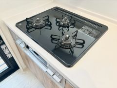 3種類の料理が同時に調理できる、3口ガスコンロ。忙しい夕食の支度時間が短縮できて効率よくお料理が楽しめます。