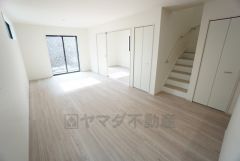 大きな掃き出し窓のあるリビングは、陽光あふれる明るい空間です。ゆったりと寛げる憩いの場となりそうです。