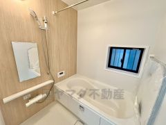 1日の疲れを癒すくつろぎのバスルーム。足を伸ばしてもゆったりと入れるサイズです。お子様と一緒にお風呂に入っても狭くないですね＾＾