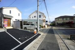 右：1・2号棟側。前面道路西側4ｍ（みなし通路部分含む）に面しています。