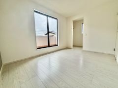バルコニーに面していて日当たりがよく、寝室としての利用もおすすめです＾＾ウォークインクローゼット付きで、お部屋を広々と使えるゆとりのある住空間です。