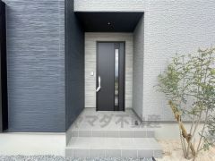 玄関には屋根があるので雨の日も安心してカバンの中から鍵が探せますね＾＾