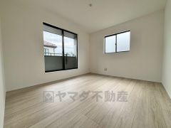 7帖。主寝室としてお使いいただけそうなこちらのお部屋は、日当たりが良く、爽やかな風を感じて起きる朝は、快適生活の始まりに。