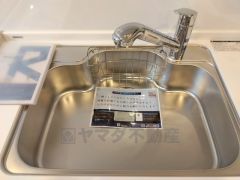広々とした凸型シンクに洗剤ポケットを標準装備。大きなお鍋など洗いやすいです。