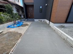 駐車スペース並列で2台分あります。ご夫婦で1台ずつ所持されているご家庭にも安心ですね。