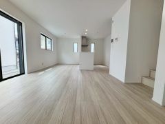 大きな掃き出し窓のあるリビングは、陽光あふれる明るい空間です。ゆったりと寛げる憩いの場となりそうです。